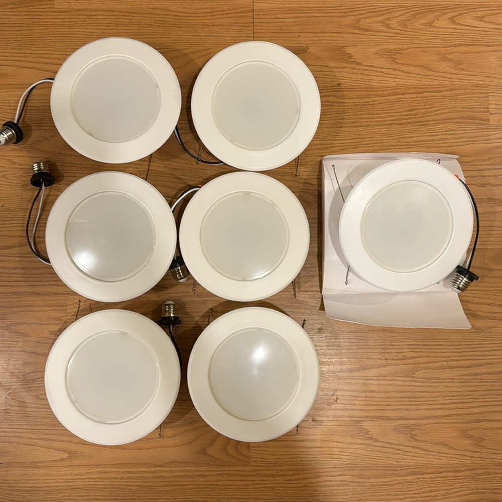 Philips Full color WiFi LED (7) lights one in box. Fits 6inch recessed luminaire
